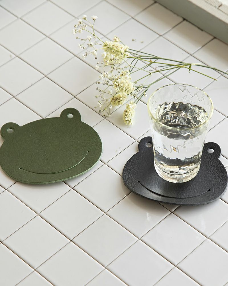 コースターの色：左から　グリーン・クロ