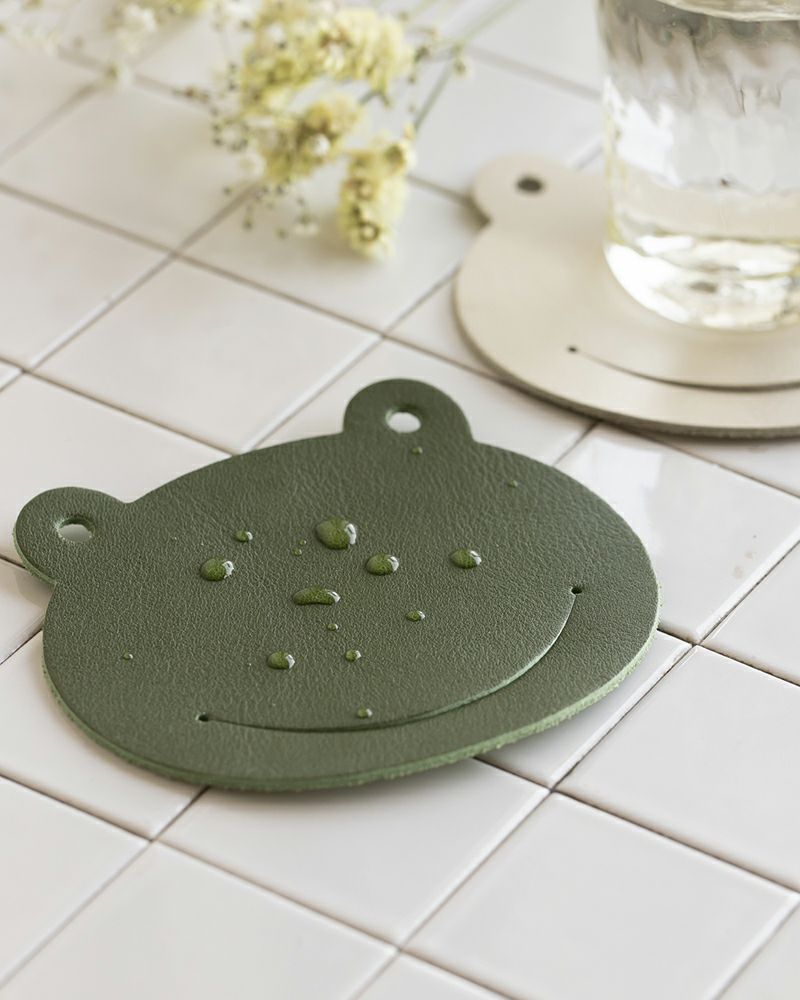 防水レザーを使用しています（コースターの色：手前から　グリーン・バニラ）