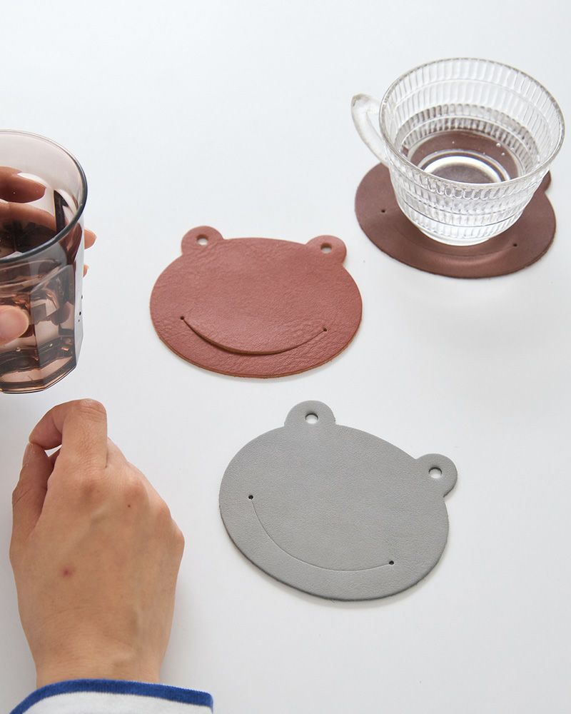 コースターの色：下から　グレー・レンガ・ダークブラウン