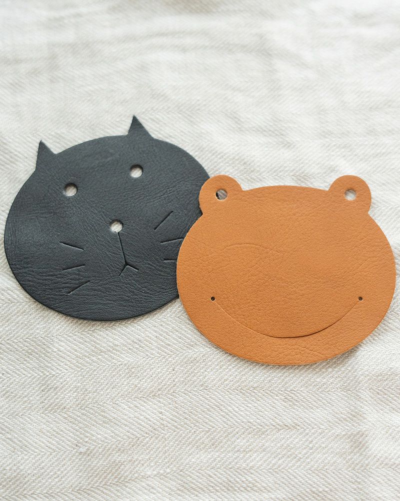 コースターの色：左から　クロ（ネコ）・キャメル（カエル）