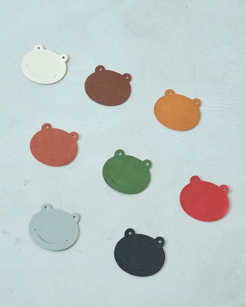 コースターの色：上段左から　バニラ・ダークブラウン・キャメル　中段左から　レンガ・グリーン・レッド　下段左から　グレー・クロ