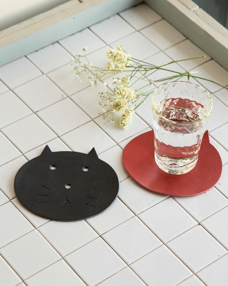 コースターの色：クロ・レッド