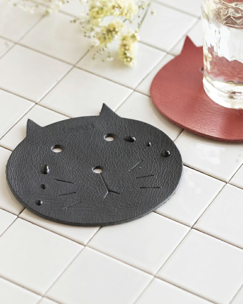 もし濡れてしまっても水を弾くのでサッと拭けばOK（コースターの色：クロ）