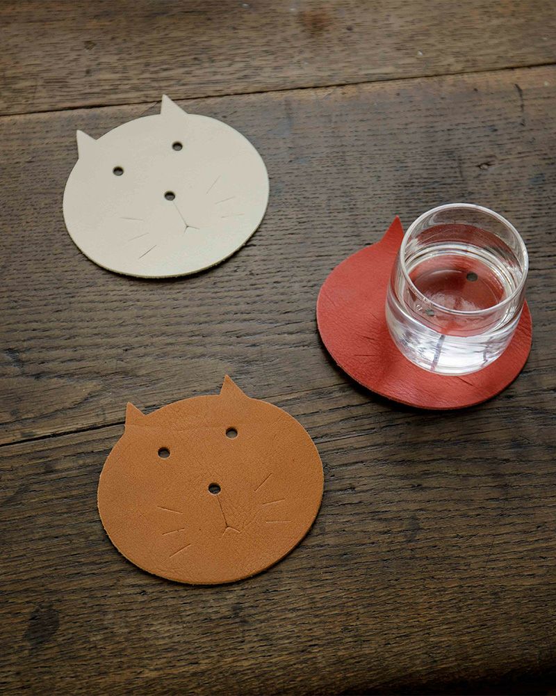 コースターの色：上からバニラ・レッド・キャメル