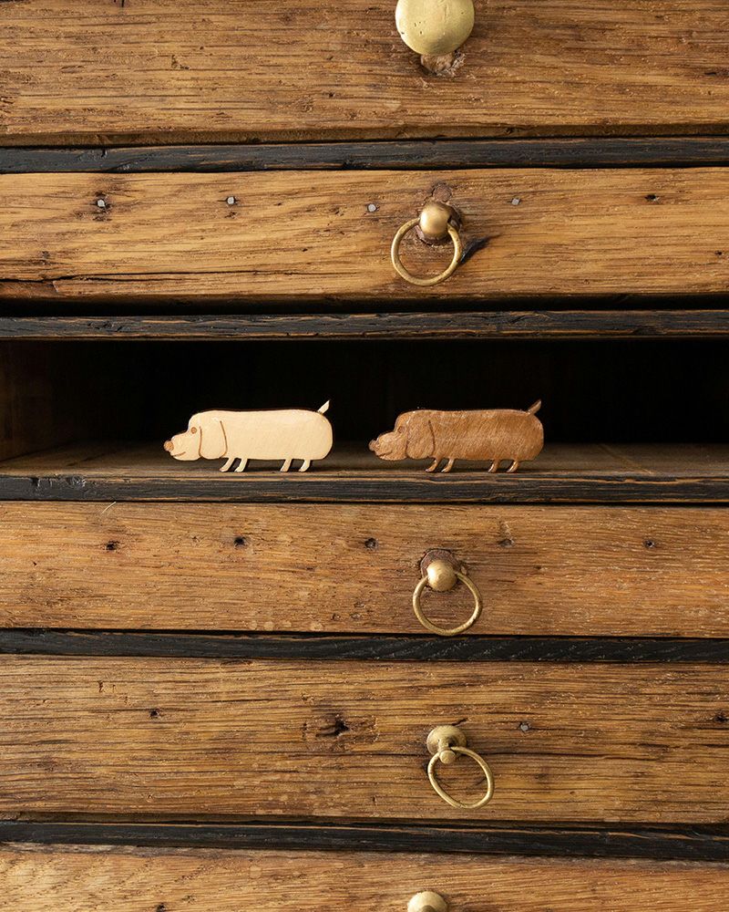 ブローチの種類：左から　ダックス クリーム・ダックス チョコ