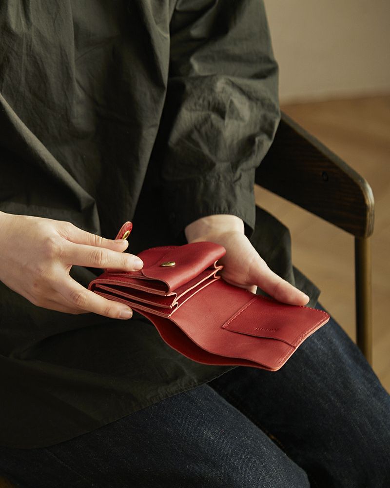二つ折り財布の色：レッド