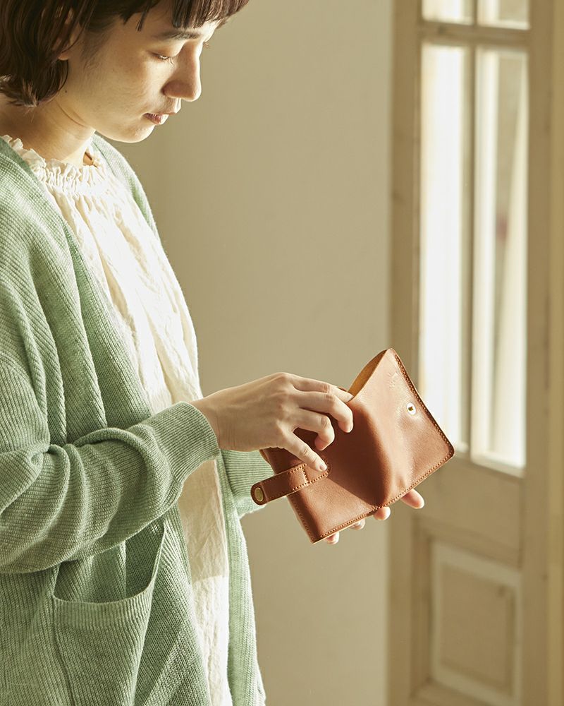 二つ折り財布の色：キャメル