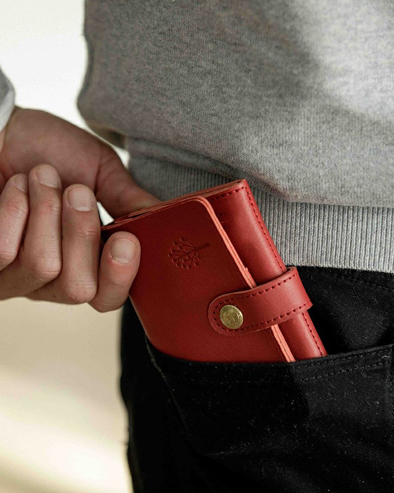 二つ折り財布の色：レッド