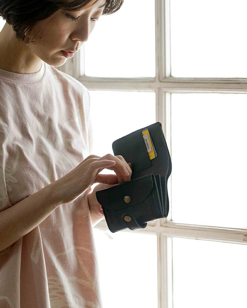 二つ折り財布の色：クロ