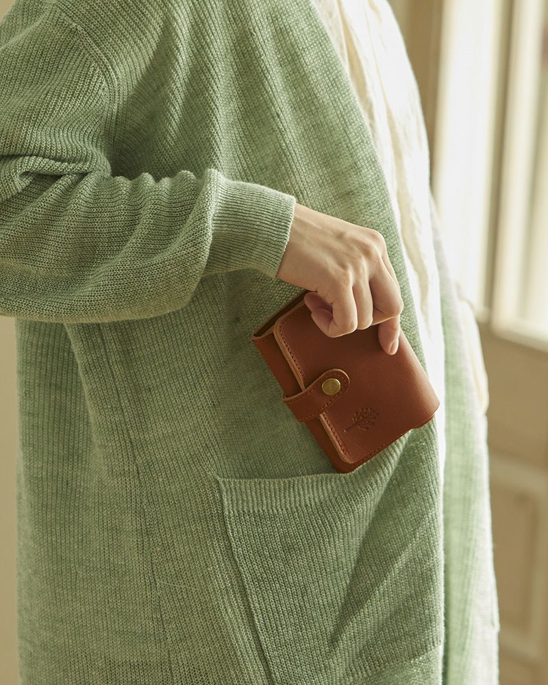 二つ折り財布の色：ダークブラウン