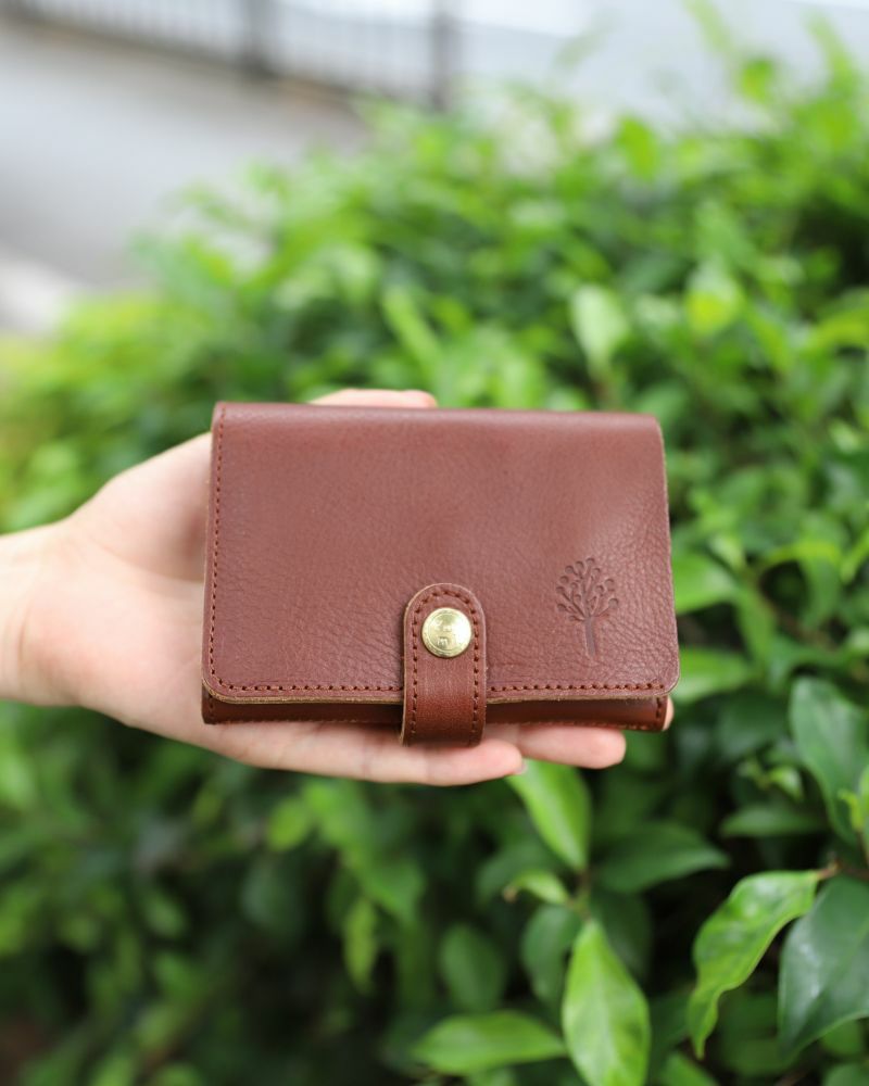 二つ折り財布の色：ダークブラウン