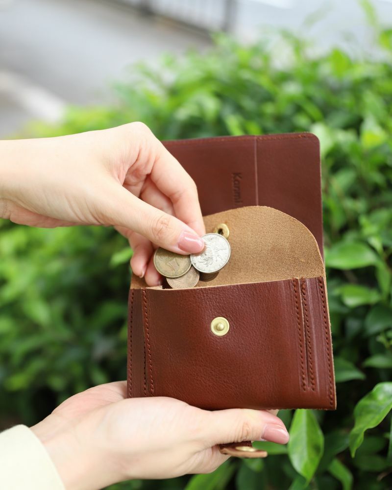 二つ折り財布の色：ダークブラウン