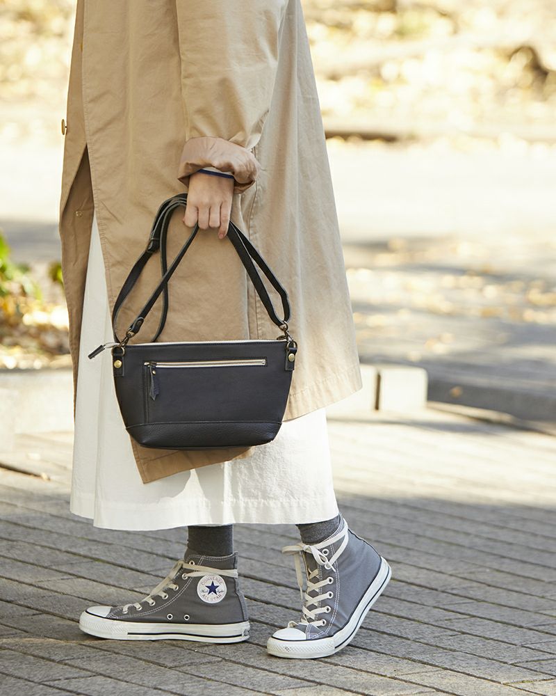 お財布ポシェットの色：ブラック