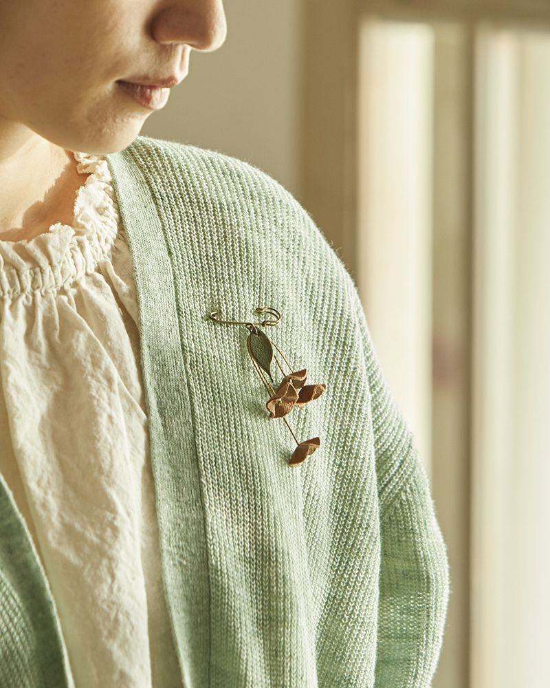 ブローチの色：アッシュグレー