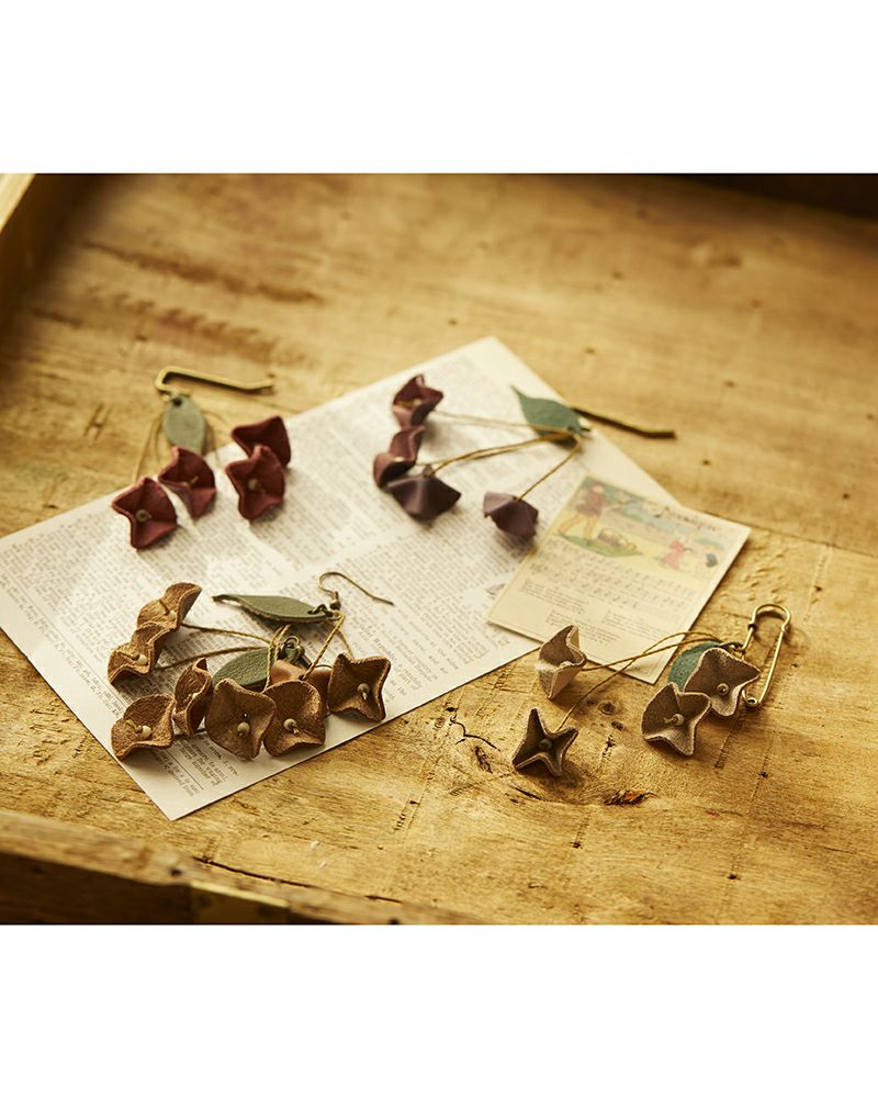 左上から時計回りに：チェリーレッド（ポニーフック/終了）・スミレ（ポニーフック/終了）・バニラ（ブローチ）・アッシュグレー（ピアス/終了）