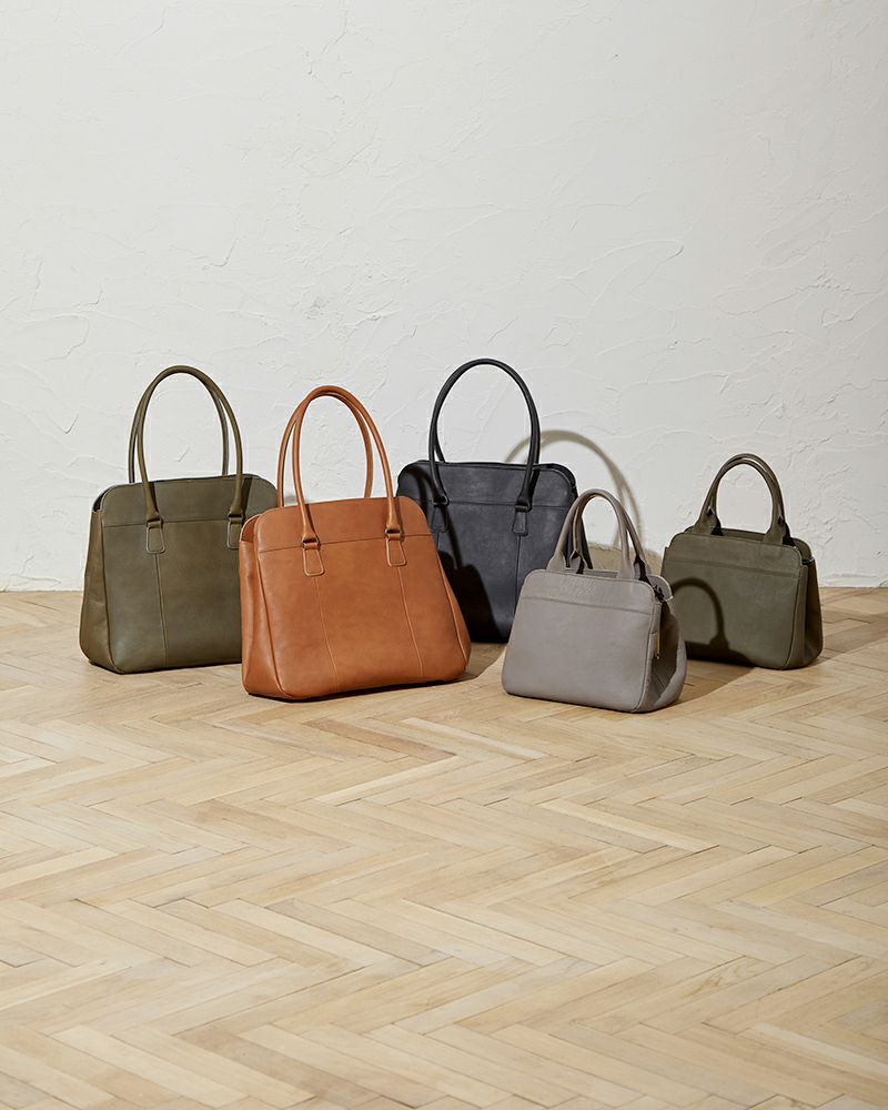 がま口ショルダーの色：右から　グリーン・ピュアグレー・クロ（トート）・キャメル（トート）・グリーン（トート）