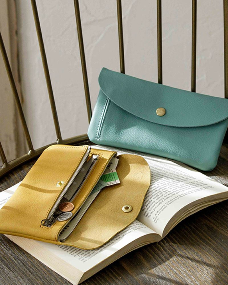 長財布の色：左から　キャラメル・サックス