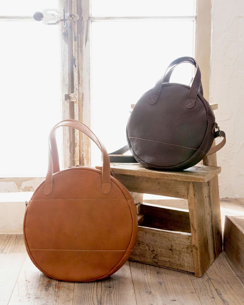 トートバッグの色：左から　キャメル（L)・ダークブラウン（M)