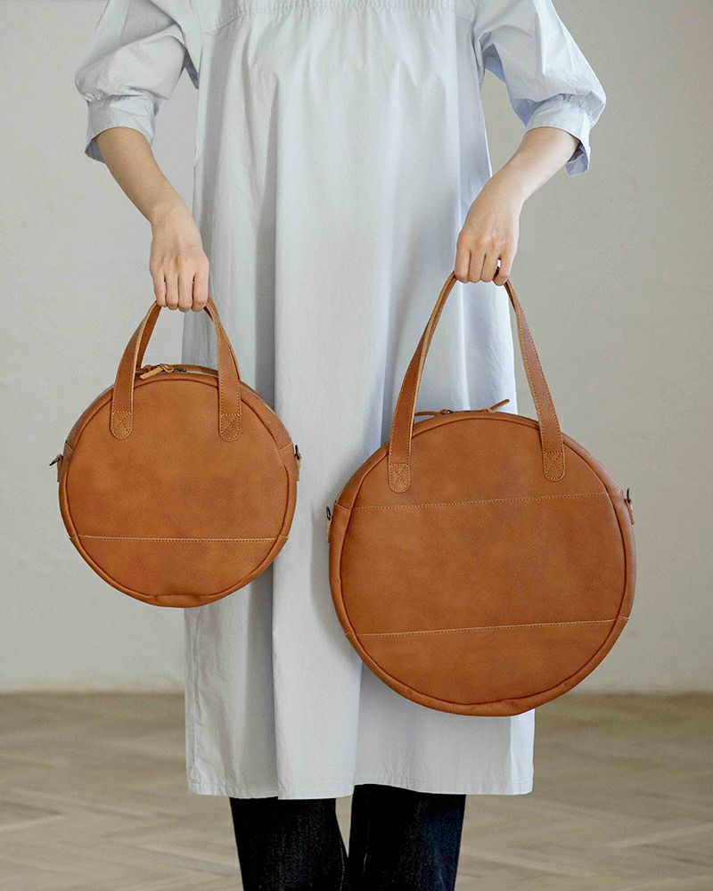 トートバッグの色：左から　キャメル（M)・キャメル（L)