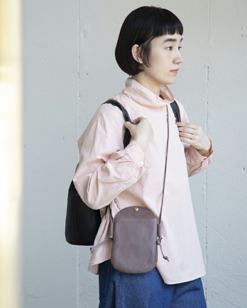 ポシェットの色：グレー