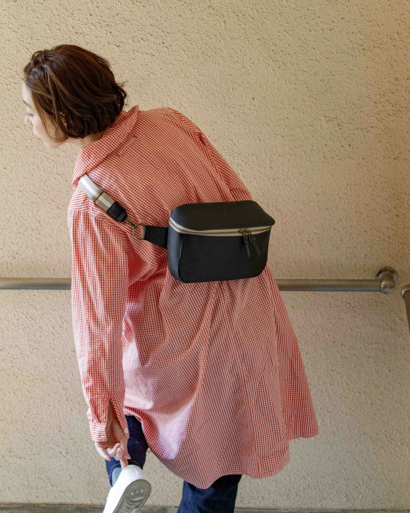 ボディバッグの色：クロ