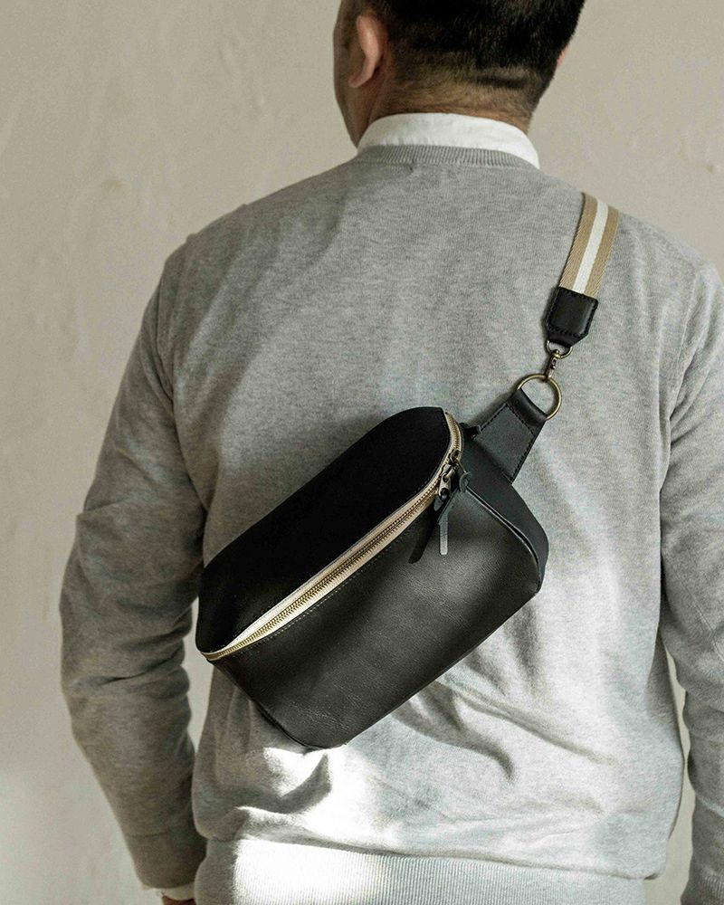 ボディバッグの色：クロ