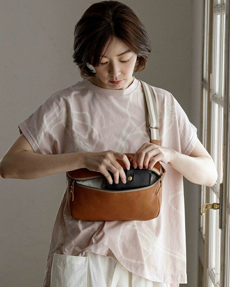 ボディバッグの色：キャメル(終売）