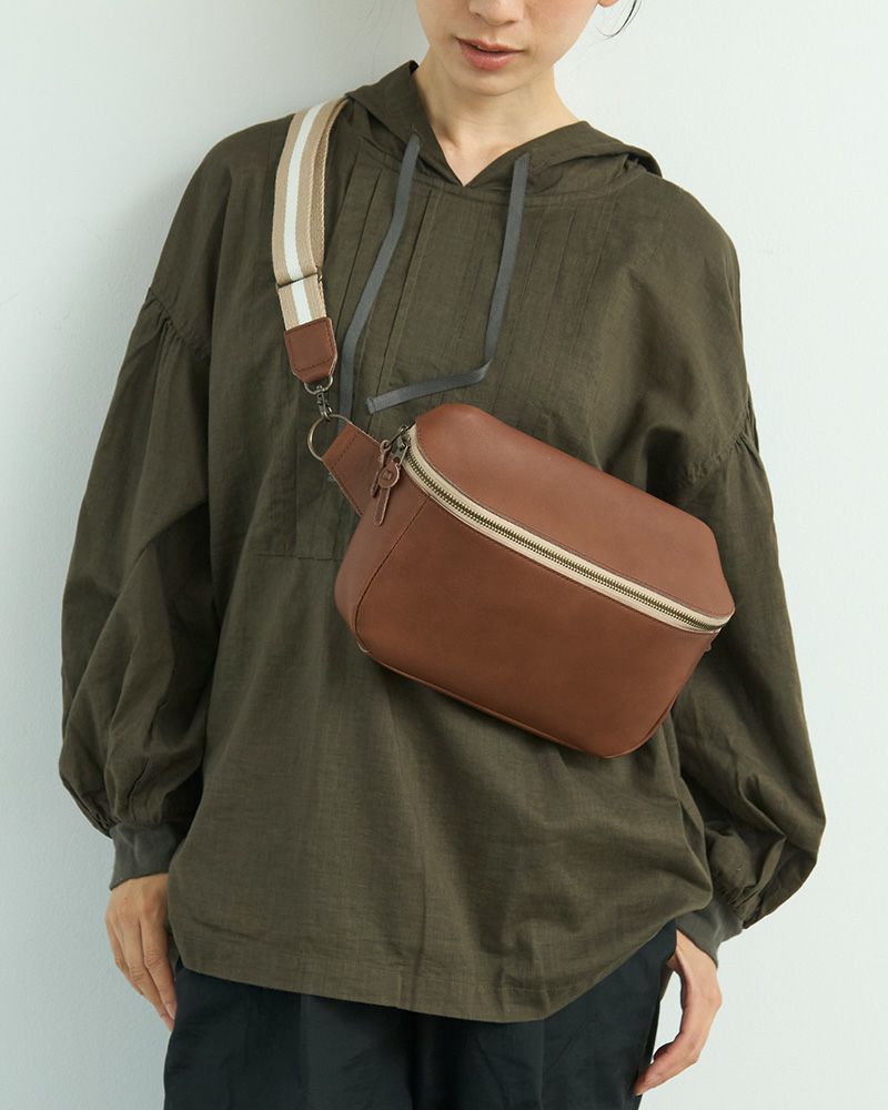 ボディバッグの色：ダークブラウン（限定色）