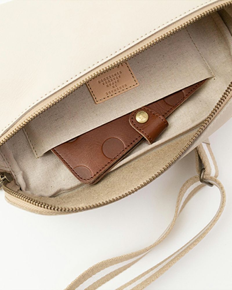 ボディバッグの色：バニラ