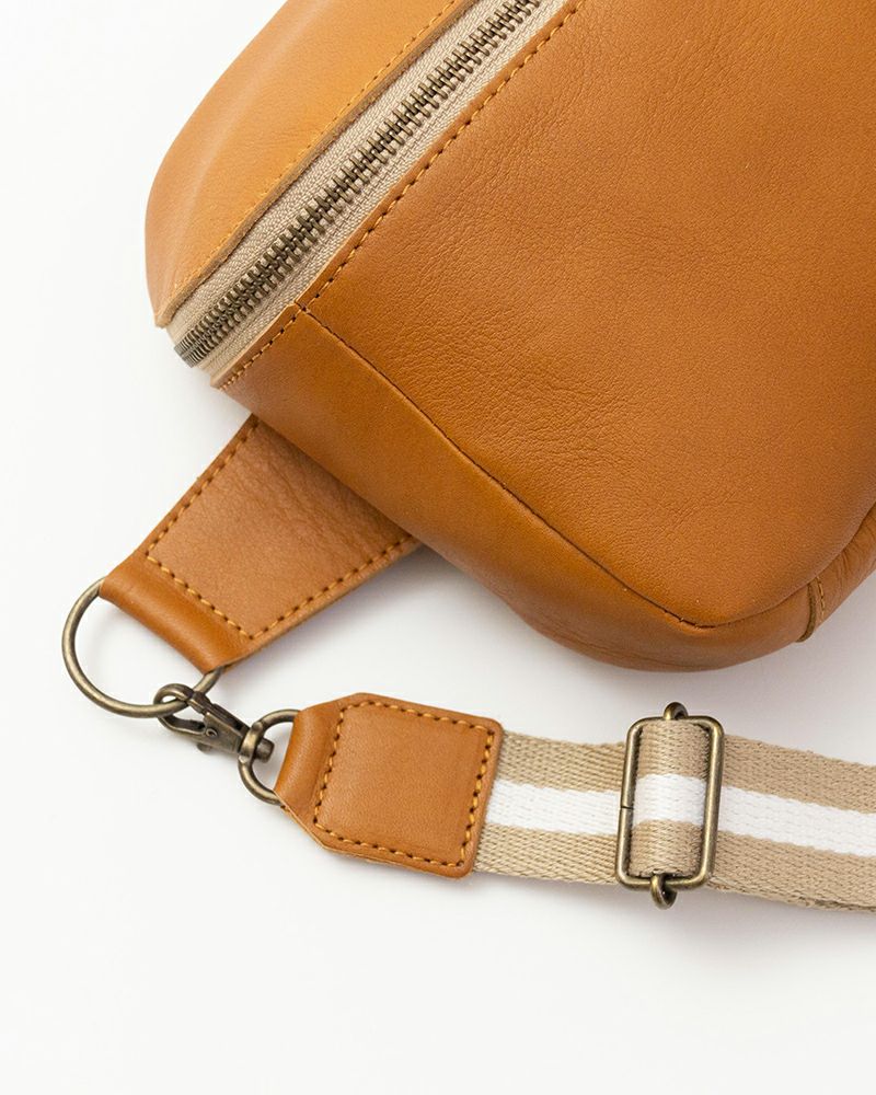 ボディバッグの色：キャメル(終売）