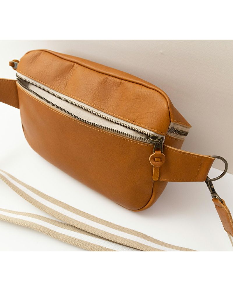 ボディバッグの色：キャメル(終売）