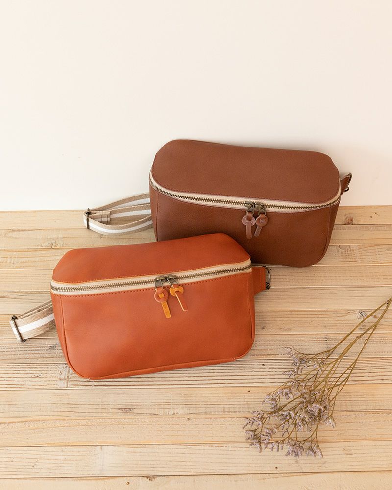 ボディバッグの色：上から　ダークブラウン・レンガ