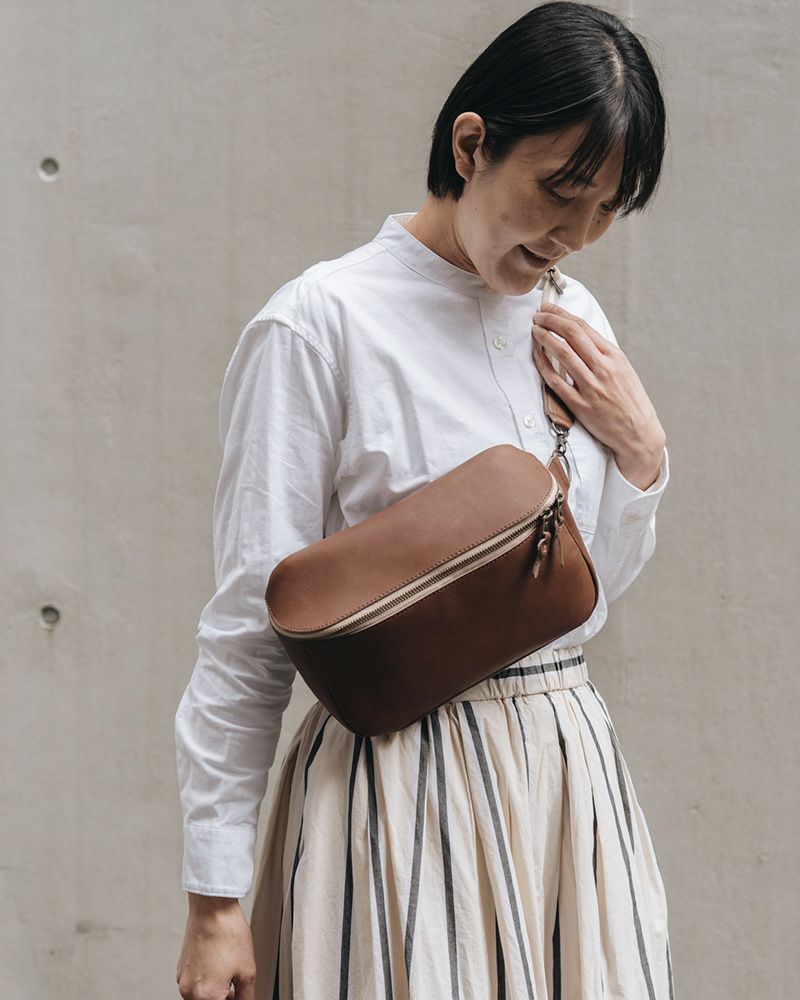 ボディバッグの色：ダークブラウン（限定色）