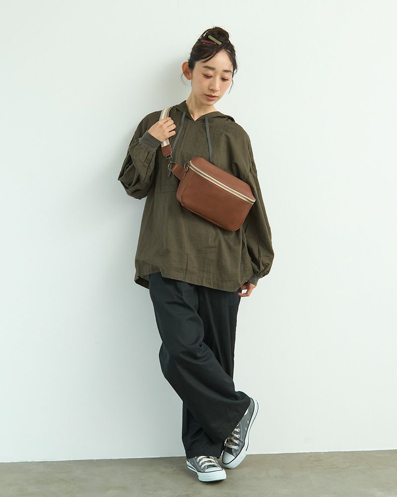 ボディバッグの色：ダークブラウン（限定色）