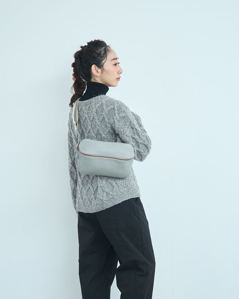 ボディバッグの色：グレー