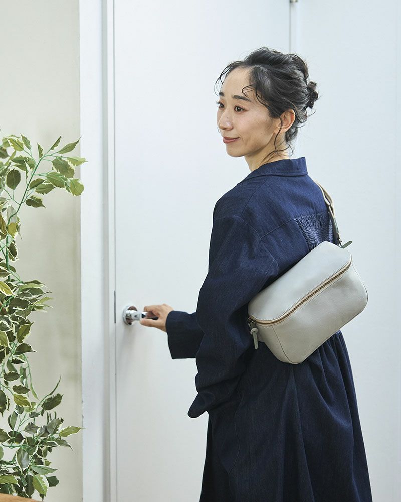 ボディバッグの色：グレー