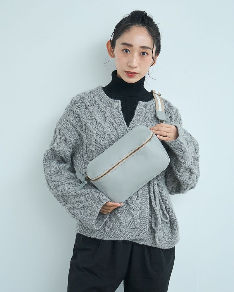 ボディバッグの色：グレー