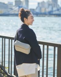 ボディバッグの色：グレー