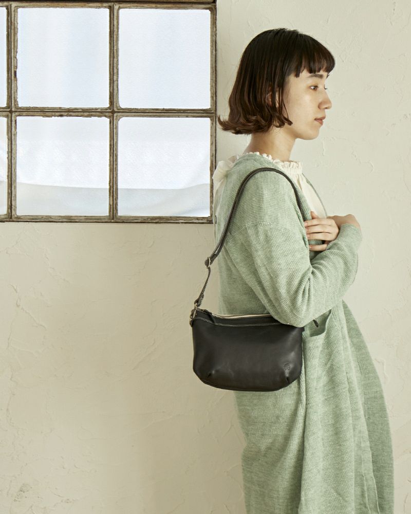 ポシェットの色：クロ