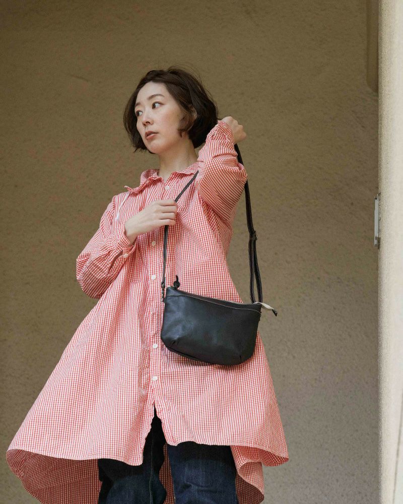 ポシェットの色：クロ