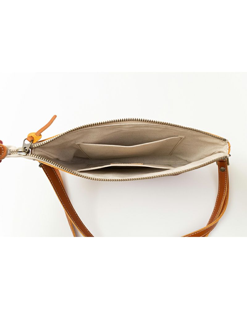 ポシェットの色：キャメル