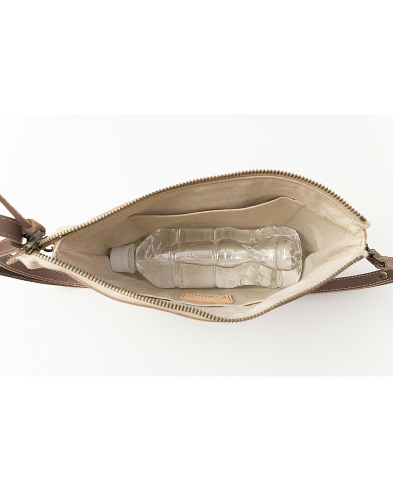 ポシェットの色：モカグレー