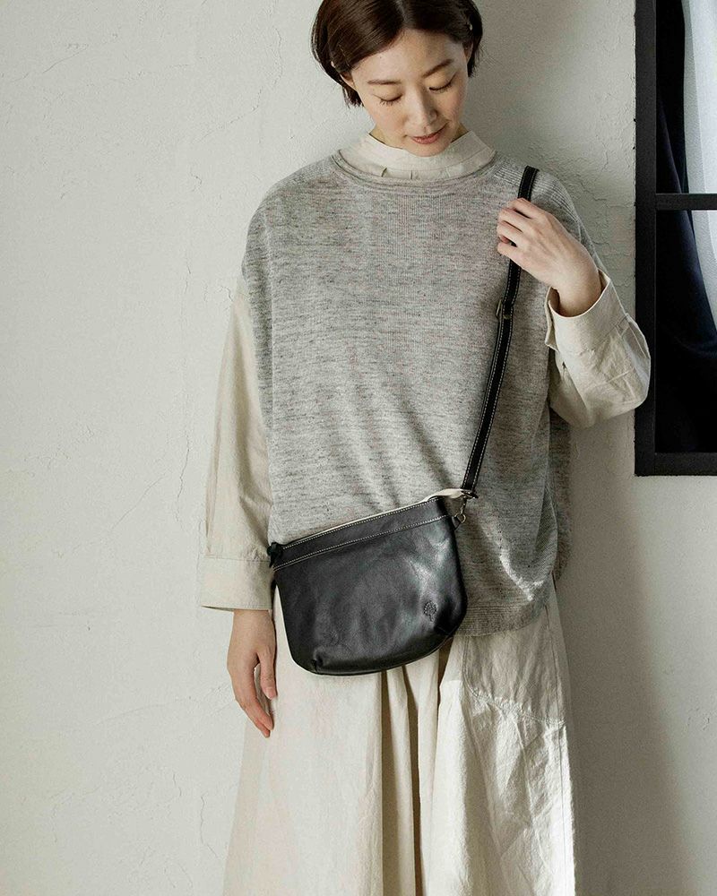 ポシェットの色：クロ