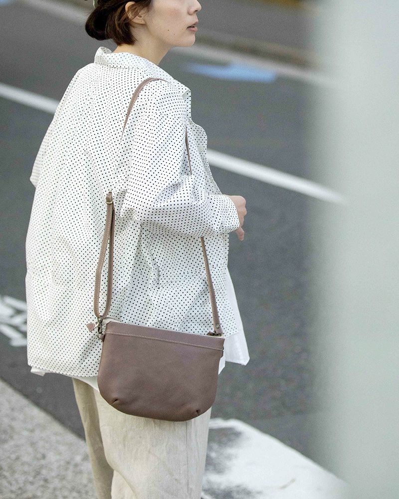 ポシェットの色：モカグレー