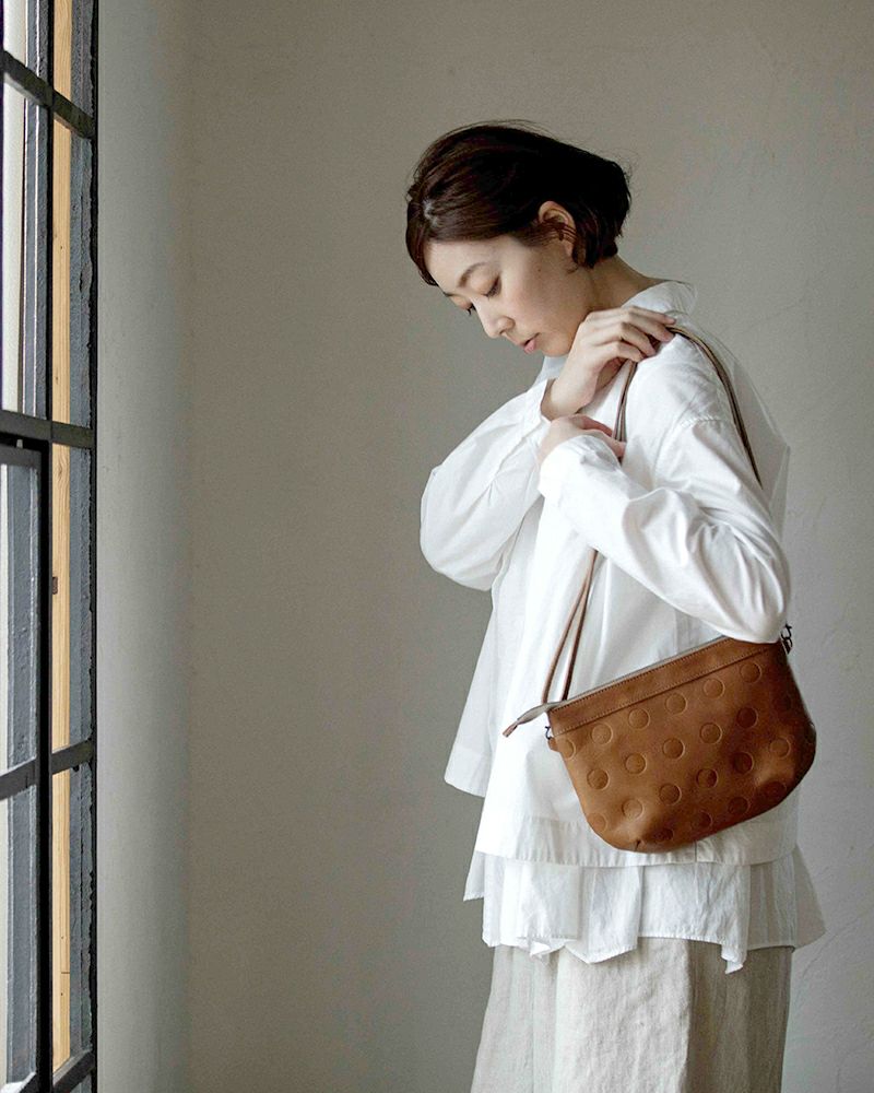 ポシェットの色：アッシュグレー