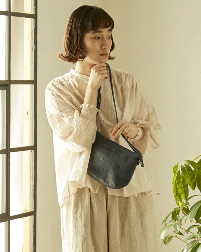 ポシェットの色：ネイビー