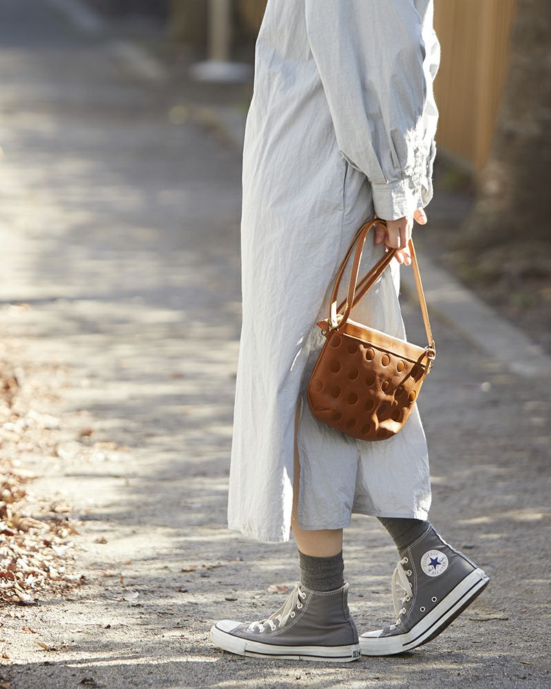 ポシェットの色：アッシュグレー