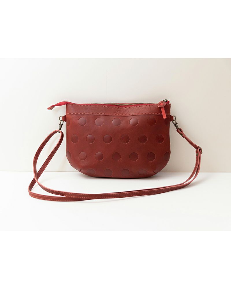 ポシェットの色：チェリーレッド
