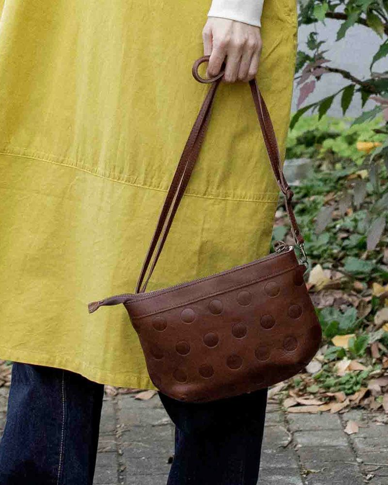 ポシェットの色：ダークブラウン