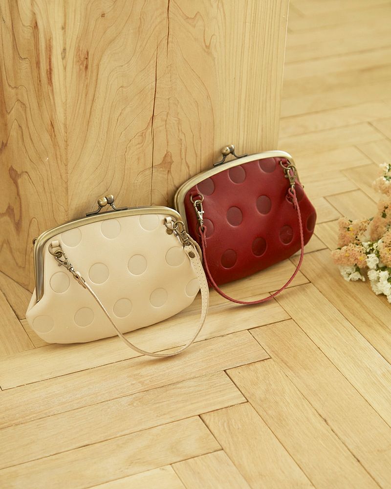 がま口の色：左から　バニラ・チェリーレッド